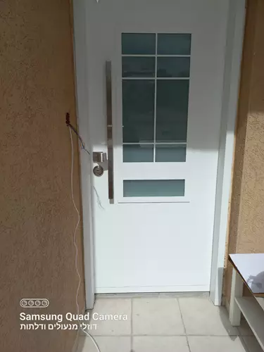 התקנת דלת והחלפת מנעול